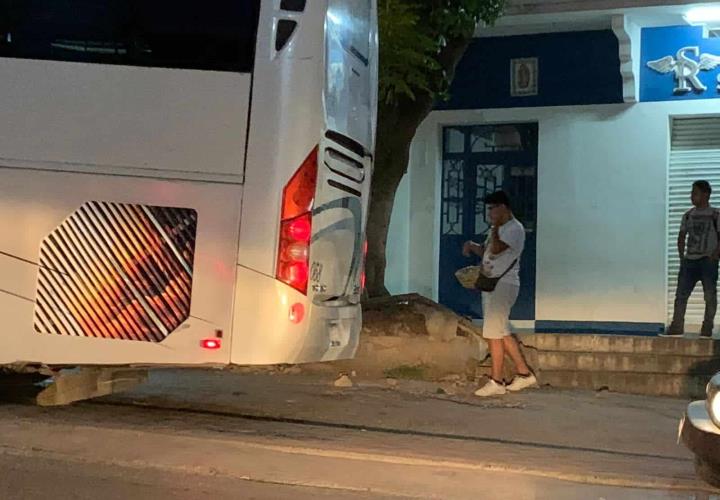 Chocó autobús contra barda