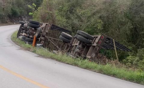 Volcó un cañero rumbo a Rioverde