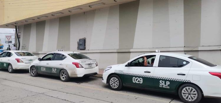 Piden denunciar a taxistas ´abusivos´