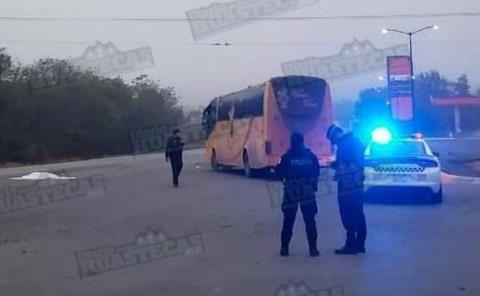 Conductor de autobús iba para Monterrey, bajó de la unidad y se paró a media carretera donde murió atropellado.