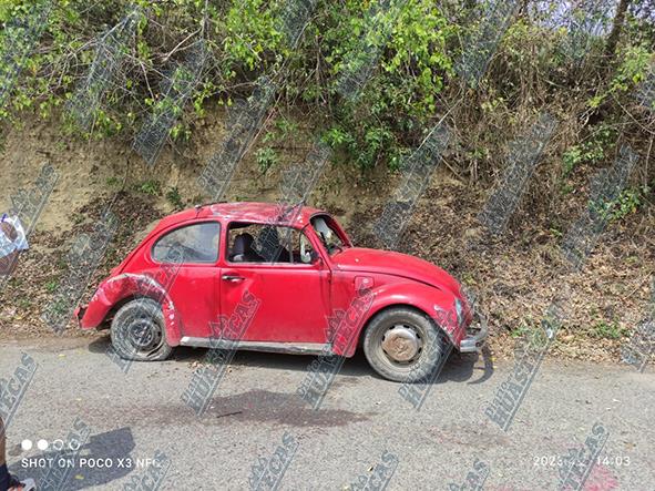 Aparatosa volcadura en la Huejutla - Huizachahuatl