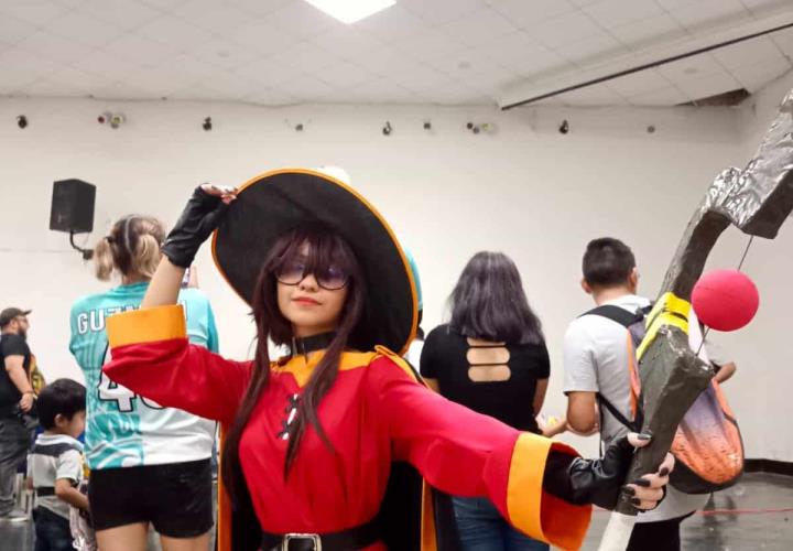 Triunfaron jóvenes en concurso de Cosplay 