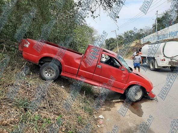 Camioneta se salió del camino en Tantoyuca