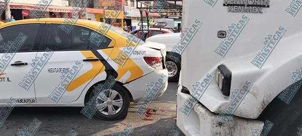 Taxi se impactó contra un tráiler en la ex glorieta Juárez