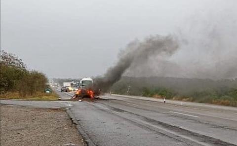 Grúa se impactó contra camioneta