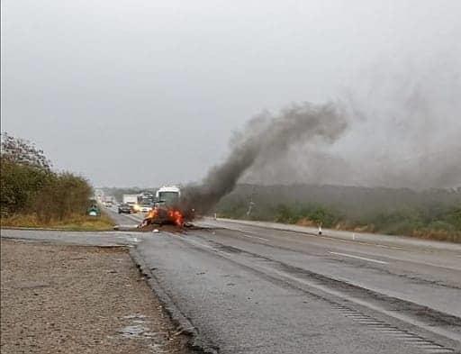 Grúa se impactó contra camioneta