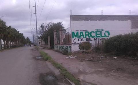 Auto chocó contra barda