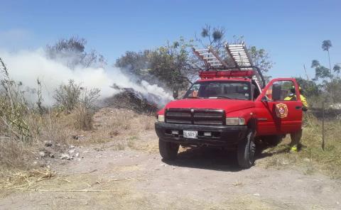 Bomberos sofoca incendio en baldío