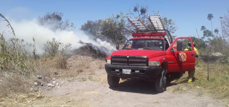 Bomberos sofoca incendio en baldío