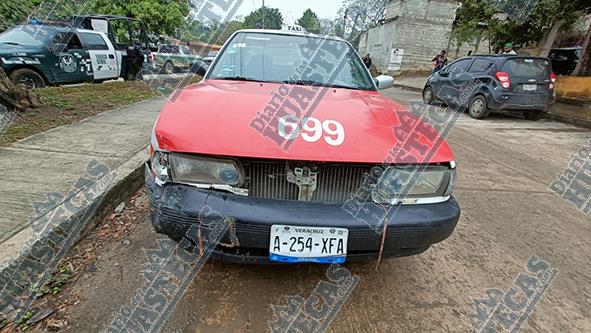 Taxi se impactó contra patrulla de la Fuerza Civil en Tantoyuca