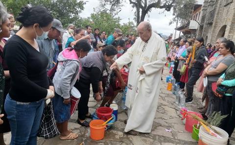 Católicos asistieron a bendición de agua