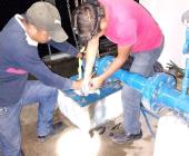 Dan mantenimiento a red de agua potable en Xochiatipan