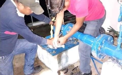 Dan mantenimiento a red de agua potable en Xochiatipan