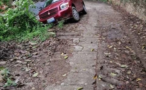 Camioneta casi "vuelca"