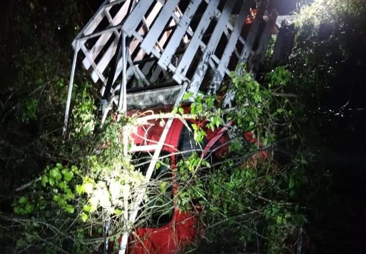 Camioneta termina al barranco