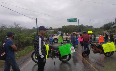 Bloquearon la carretera Tamazunchale-Huejutla
