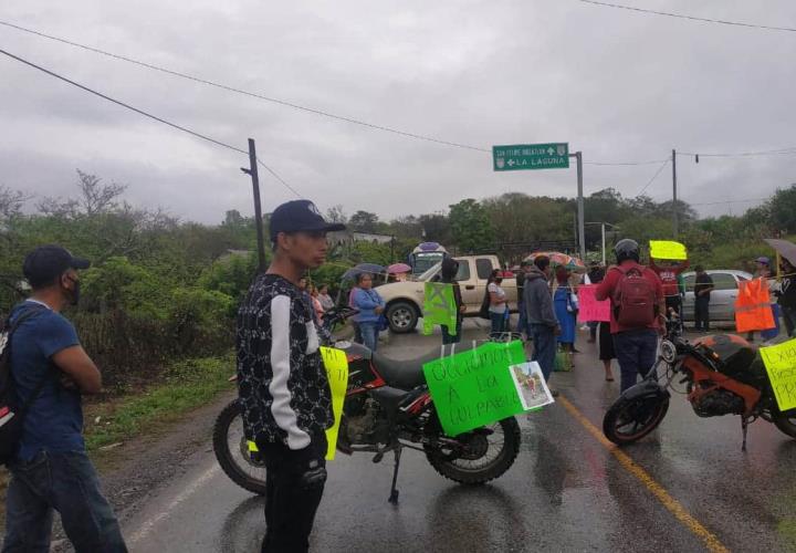 Bloquearon la carretera Tamazunchale-Huejutla