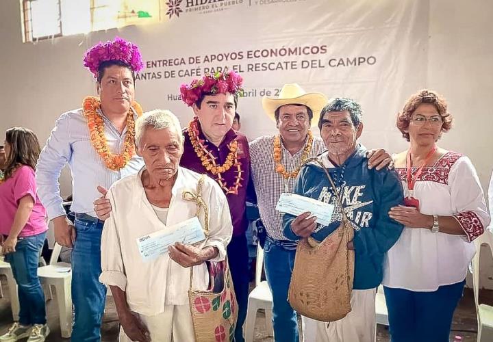 Productoras y productores agrícolas de Huazalingo recibieron apoyos económicos