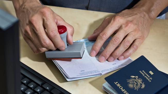 Tramitan visas con documentos falsos