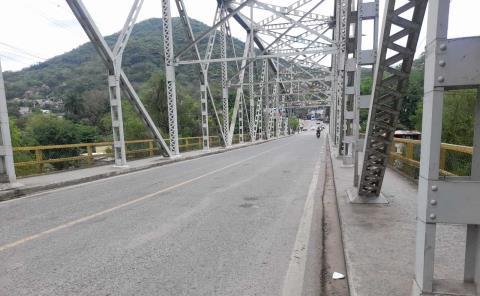 Teme población riesgo en puente metálico