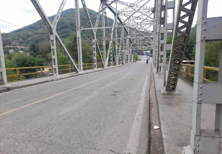 Teme población riesgo en puente metálico