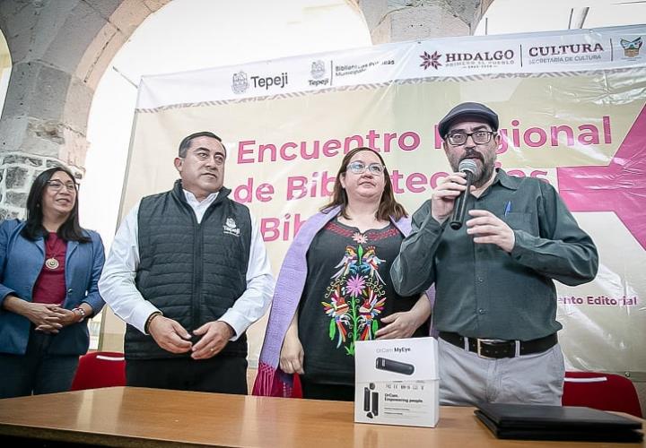 Entrega Cultura aparato que permite leer en tiempo real a personas ciegas en Tepeji