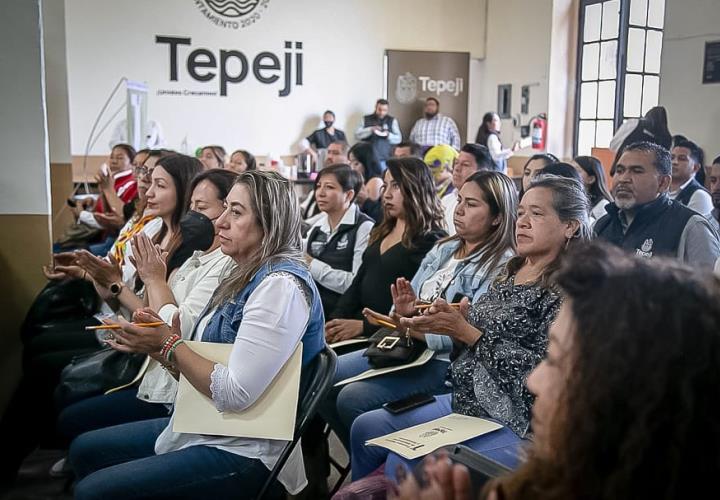 Entrega Cultura aparato que permite leer en tiempo real a personas ciegas en Tepeji