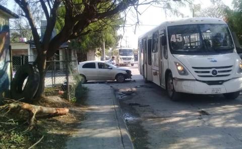 Chocó autobús contra un carro