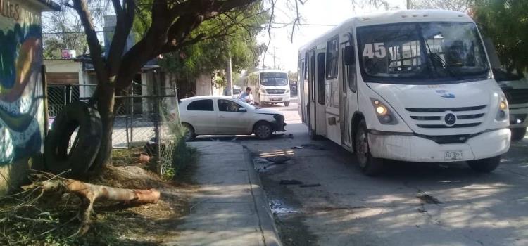 Chocó autobús contra un carro