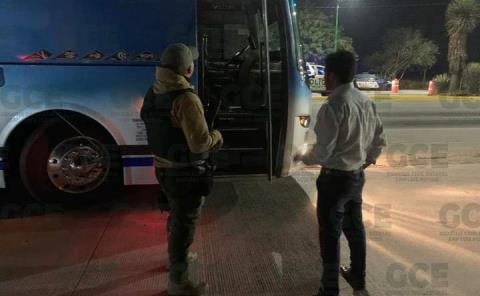 Aseguran 14 migrantes que viajaban en autobús