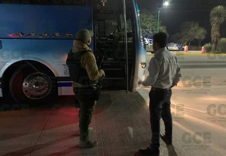 Aseguran 14 migrantes que viajaban en autobús