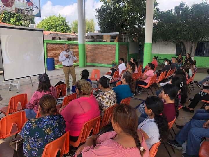 Impartieron  taller a papás