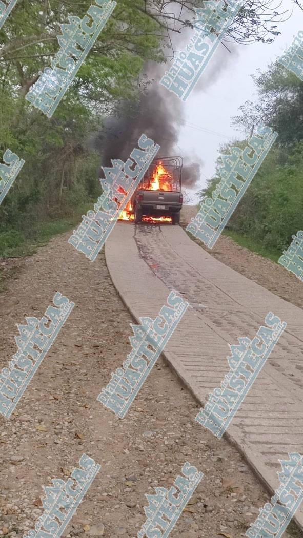 Camioneta pasajera ardió en llamaradas, por corto circuito