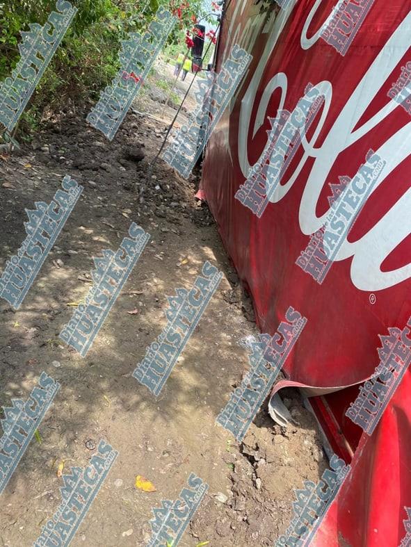 Se atolló camión de Coca en una zanja, en Tantoyuca