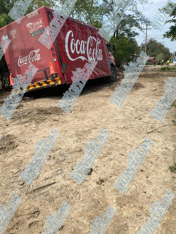 Se atolló camión de Coca en una zanja, en Tantoyuca