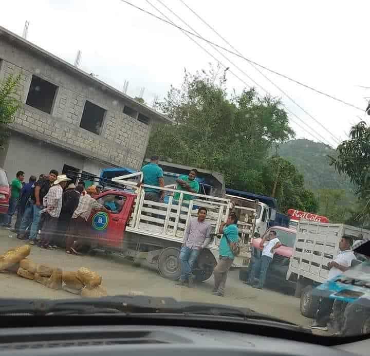 Bloquean carretera hacia Xochiatipan