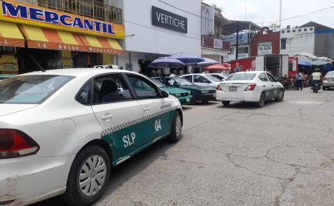 Denuncian usuarios a taxistas; cobran más de la tarifa autorizada 
