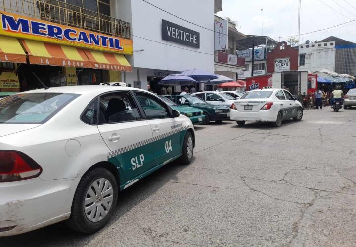 Denuncian usuarios a taxistas; cobran más de la tarifa autorizada 