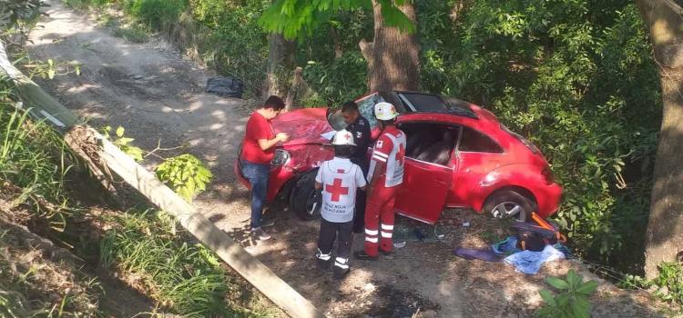 Automóvil chocó y cayó a un desnivel