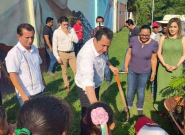 Niños atlapexquenses plantaron árboles con Contralor del Estado