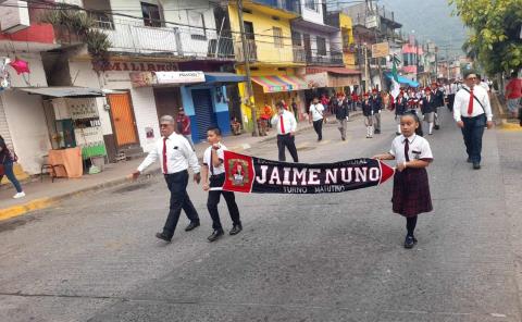 Desfilaron alumnos para conmemorar la Batalla de Puebla
