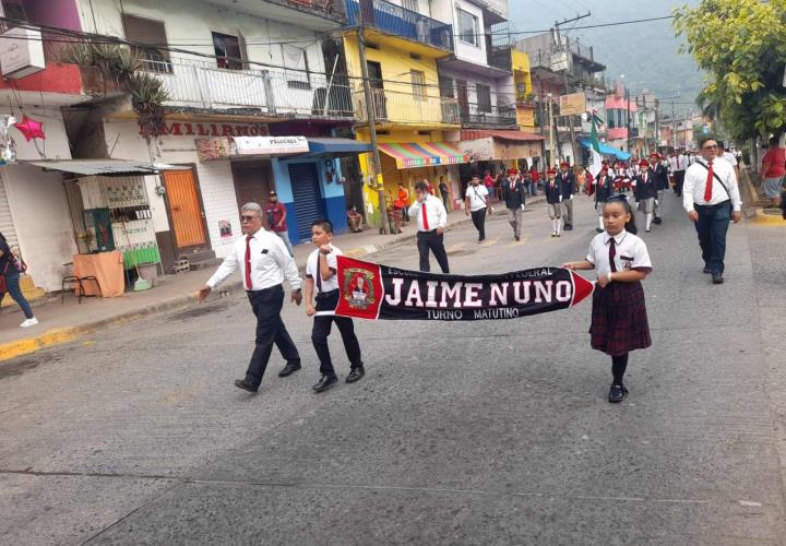 Desfilaron alumnos para conmemorar la Batalla de Puebla