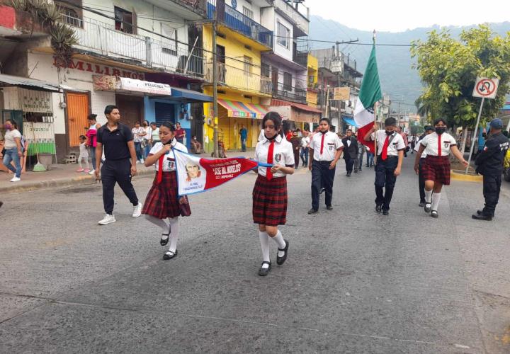 Desfilaron alumnos para conmemorar la Batalla de Puebla