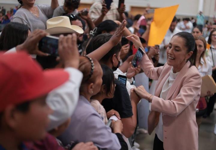 Pueblos indígenas de Chihuahua condecoran a Claudia Sheinbaum