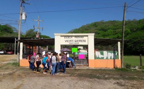 Padres de familia tomaron escuela