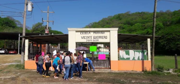 Padres de familia tomaron escuela