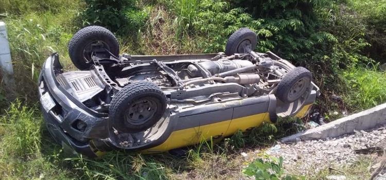 Ingeniero volcó su camioneta