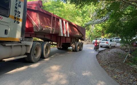 TRÁILER CHOCÓ CONTRA UN AUTO