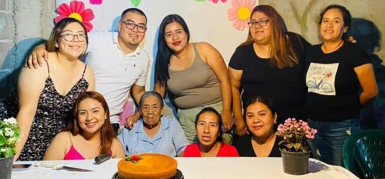 Festejaron 99 años de vida a Ester Espinoza