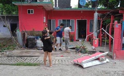 Vehículo chocó contra viviendas